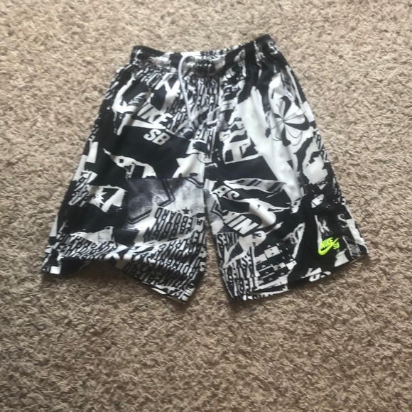 Black mad white Nike shorts - Picture 1 of 2